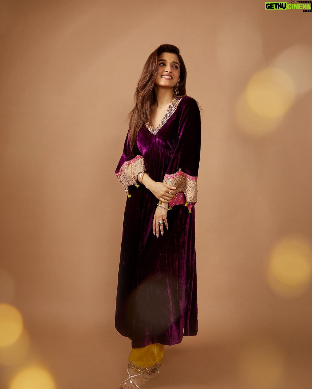 Nidhi Shah Instagram - Happy happy Diwali ✨🪔❤️ . . #aboutlastnight . . Wearing - @rajiramniq Jewerally - @curiocottagejewelry 💕 Captured by - @theguywithacanon