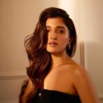 Nidhi Shah Instagram - Cinnamon weather✨💕 . . . . . Captured by - @theguywithacanon Hairby - @nayanhair Makeup - me💕 . . #pictures #pictureoftheday #black #photography #goldenhour