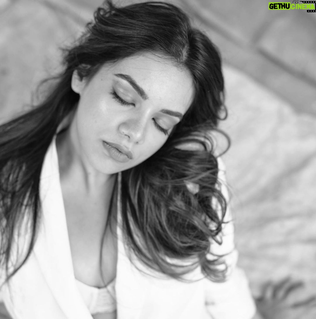 Nidhi Singh Instagram - It’s truly magical how I go to bed as a Disney Princess & wake up as a DC SuperVillain, every single morning. 🥰🌸 3–>> 2 —>>F🧟♀️@& U . #ConsistencyIsShe #Outtakes #ItsFunnyBecauseItsTrue . @tejasnerurkarr •@shreejarajgopal • @tanvismarathe • @poojagulabani
