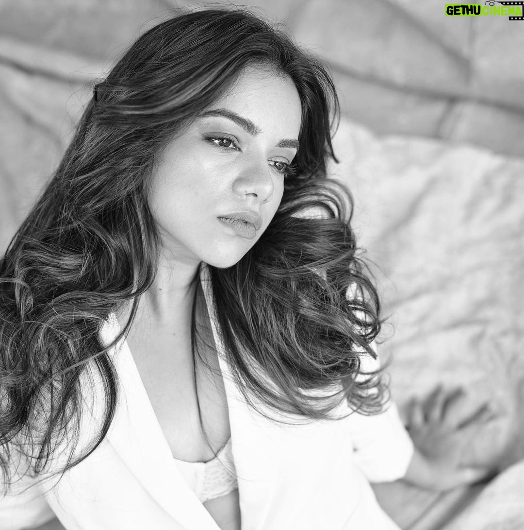 Nidhi Singh Instagram - It’s truly magical how I go to bed as a Disney Princess & wake up as a DC SuperVillain, every single morning. 🥰🌸 3–>> 2 —>>F🧟♀️@& U . #ConsistencyIsShe #Outtakes #ItsFunnyBecauseItsTrue . @tejasnerurkarr •@shreejarajgopal • @tanvismarathe • @poojagulabani