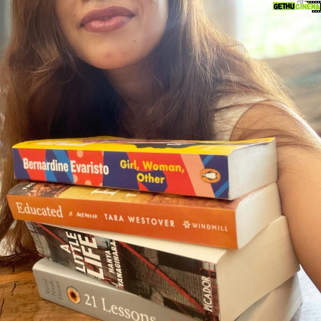Nidhi Singh Instagram - Yeah yes I’m in the elite Sunday book club now, thanks to my girl @pallavveee 🥰 . #SheWritesMeLetters #SheSendsMeBooks #NowReading