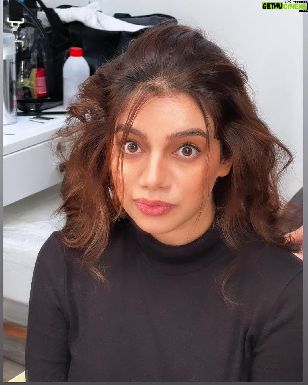 Nidhi Singh Instagram - Standard Ques: How much time for hair & makeup? Standard Ans: *Shawty take it slow then cheti, cheti* π π· : @makeupbyastha . . #WeAreLosingLightGuys #Abhay3 #MorningPersonWho #JalebiBaby #ThanksTesher