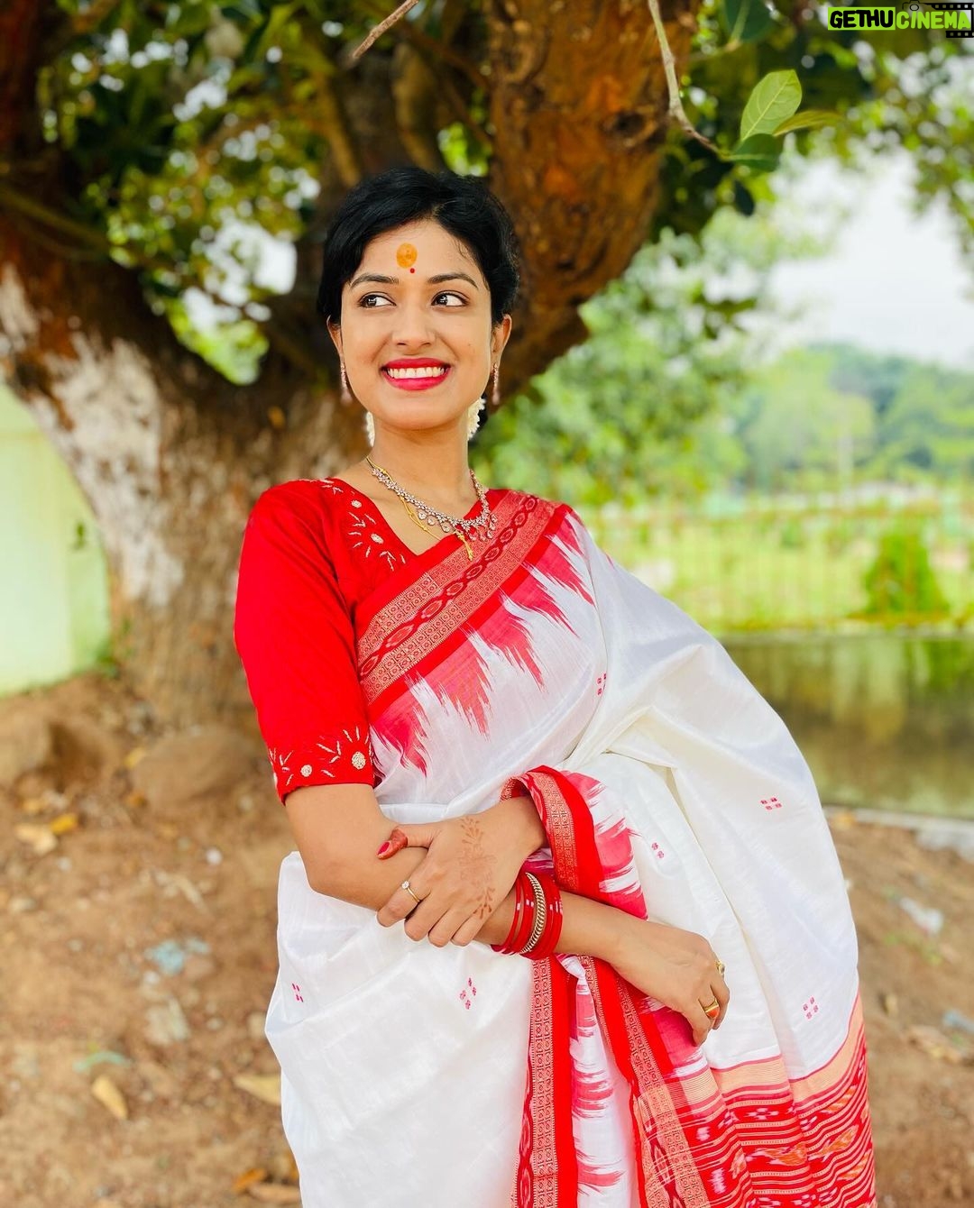 Niharika Dash Instagram - My life is incomplete without you,there is no one above you. I feel your presence every moment. I am truly blessed to be your child. Whatever I am today, and whatever I will be in the future, it’s all thanks to you and your blessings, Maa. May you always keep your hand and blessings on me. Maa Ugratara Shakti Pitha