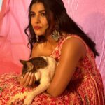 Nimrat Kaur Instagram - Koshish jaaree hai…🙄🥲 #ektarfapyaar #iykyk #onesidedlove Apni Duniya Mein