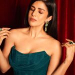 Nimrat Kaur Instagram - Velvet fairy tale…💋♥️ Winners of hearts, time travelling queens all!! Thank you my brilliant co-nominees @tillotamashome @rasikadugal @battatawada @radhikamadan and @itsharleensethi for making me look so good!! And THANK YOU @filmfare for the gorgeous night and celebrating the best of our times 🖤✨ HMU : @nishisingh_muah Styling : @shaleenanathani Styling Team : @simrankumar19 Outfit : @johnandananth Jewels : @farahkhanworld @jet_gems Photographer : @visualaffairs_va