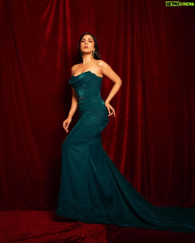 Nimrat Kaur Instagram - Velvet fairy tale…💋♥ Winners of hearts, time travelling queens all!! Thank you my brilliant co-nominees @tillotamashome @rasikadugal @battatawada @radhikamadan and @itsharleensethi for making me look so good!! And THANK YOU @filmfare for the gorgeous night and celebrating the best of our times 🖤✨ HMU : @nishisingh_muah Styling : @shaleenanathani Styling Team : @simrankumar19 Outfit : @johnandananth Jewels : @farahkhanworld @jet_gems Photographer : @visualaffairs_va