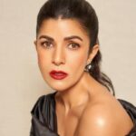 Nimrat Kaur Instagram - 💋🖤 #decembermood #classic #floweryflowerynight HMU : @nishisingh_muah assisted by @nat_chava Styled by : @shaleenanathani Style team : @simrankumar19 @samridhi_.jain Outfit : @gauriandnainika Shoes : @off____white Jewellery : @karishma.joolry Photography : @kvenayaak