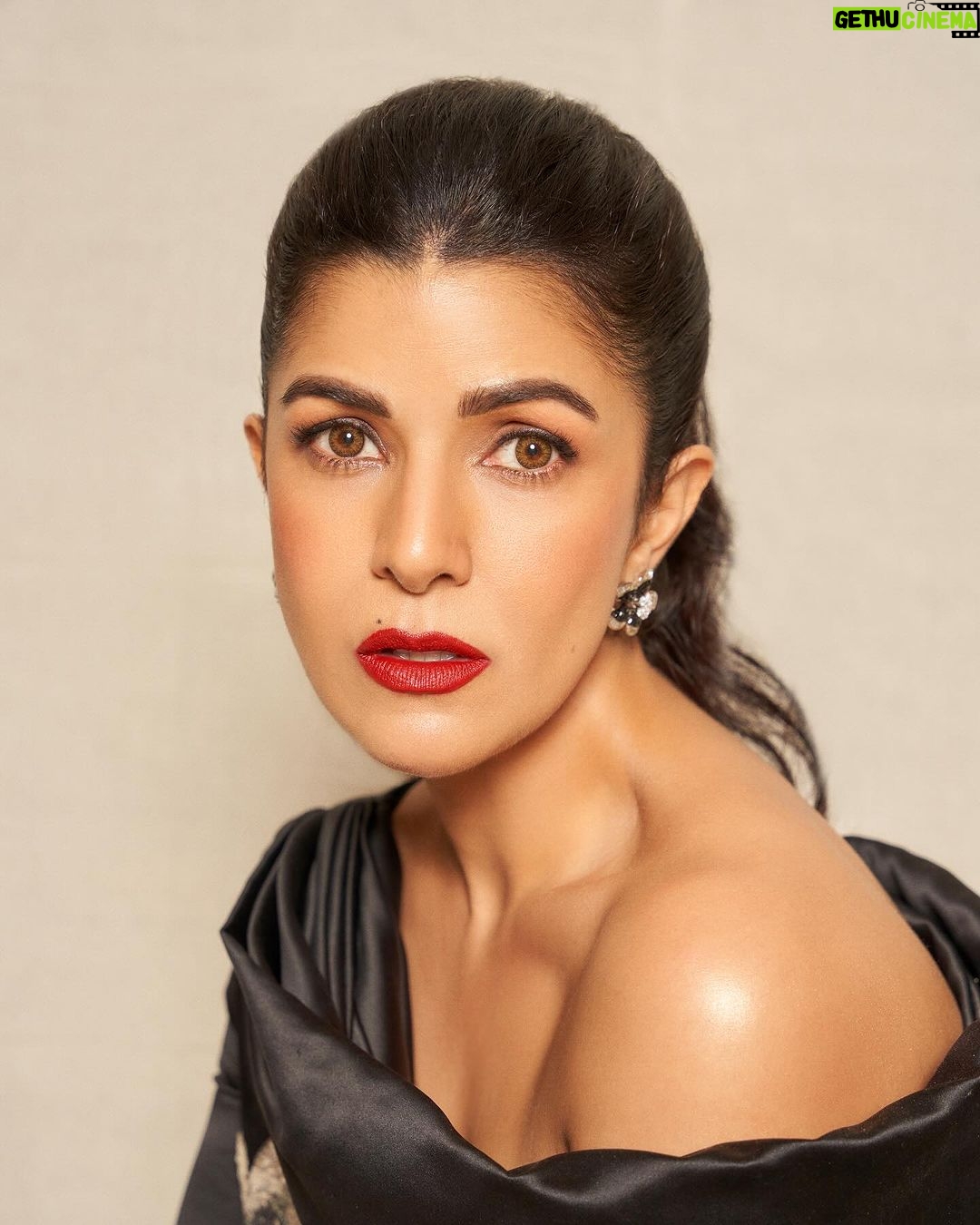 Nimrat Kaur Instagram - ππ€ #decembermood #classic #floweryflowerynight HMU : @nishisingh_muah assisted by @nat_chava Styled by : @shaleenanathani Style team : @simrankumar19 @samridhi_.jain Outfit : @gauriandnainika Shoes : @off____white Jewellery : @karishma.joolry Photography : @kvenayaak