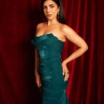 Nimrat Kaur Instagram - Velvet fairy tale…💋♥️ Winners of hearts, time travelling queens all!! Thank you my brilliant co-nominees @tillotamashome @rasikadugal @battatawada @radhikamadan and @itsharleensethi for making me look so good!! And THANK YOU @filmfare for the gorgeous night and celebrating the best of our times 🖤✨ HMU : @nishisingh_muah Styling : @shaleenanathani Styling Team : @simrankumar19 Outfit : @johnandananth Jewels : @farahkhanworld @jet_gems Photographer : @visualaffairs_va