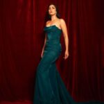 Nimrat Kaur Instagram - Velvet fairy tale…💋♥️ Winners of hearts, time travelling queens all!! Thank you my brilliant co-nominees @tillotamashome @rasikadugal @battatawada @radhikamadan and @itsharleensethi for making me look so good!! And THANK YOU @filmfare for the gorgeous night and celebrating the best of our times 🖤✨ HMU : @nishisingh_muah Styling : @shaleenanathani Styling Team : @simrankumar19 Outfit : @johnandananth Jewels : @farahkhanworld @jet_gems Photographer : @visualaffairs_va