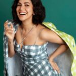 Nimrat Kaur Instagram – Black and white life main technicolour flavour!! 💚🖤💙🤍

HMU : @shraddhamishra8 assisted by @bharatlimba.hmu 
Outfit : @aaprolabel @gateway.pr
Jewels : @ishhaara @ascend.rohank
Styling : @namitaalexander assisted by @simrannakraa 
Photographer : @yashasvisharma 

#newagegirl #oldworldcharm #tuesdayvibes