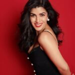 Nimrat Kaur Instagram – Weekend algorithm 🐈‍⬛♥️

Makeup : @nishisingh_muah 
Hair : @arvindkumar_hair 
Outfit : @sameermadan_official
Earrings : @anaqajewels
Heels : @louboutinworld
Styling : @shaleenanathani assisted by @vasudhagupta
Photographer : @visualaffairs_va 

#blackmagicwoman #blackoutfriday #weekendmood