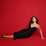 Nimrat Kaur Instagram – Weekend algorithm 🐈‍⬛♥️

Makeup : @nishisingh_muah 
Hair : @arvindkumar_hair 
Outfit : @sameermadan_official
Earrings : @anaqajewels
Heels : @louboutinworld
Styling : @shaleenanathani assisted by @vasudhagupta
Photographer : @visualaffairs_va 

#blackmagicwoman #blackoutfriday #weekendmood