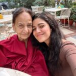 Nimrat Kaur Instagram – Generations of love and conversations about the exact same topics every trip! Ghar ke pyaar ki consistent vibe ♥️♾️ 

#hometime #fullheart #khaanekibaatein Bikaner House