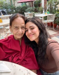 Nimrat Kaur Instagram - Generations of love and conversations about the exact same topics every trip! Ghar ke pyaar ki consistent vibe ♥️♾️ #hometime #fullheart #khaanekibaatein Bikaner House