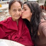 Nimrat Kaur Instagram - Generations of love and conversations about the exact same topics every trip! Ghar ke pyaar ki consistent vibe ♥️♾️ #hometime #fullheart #khaanekibaatein Bikaner House
