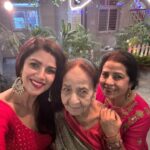 Nimrat Kaur Instagram – सरसों के तेल के दीयों, अपने हाथ की रंगोली, ढेर सारी मिठाई और सबसे ज़्यादा प्यार के साथ मेरे परिवार से आप सभी को happy happy Diwali!!!!!! ♥️🌟🪔😘

#happydiwali #familytime #favtimeofyear Noida