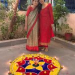 Nimrat Kaur Instagram – सरसों के तेल के दीयों, अपने हाथ की रंगोली, ढेर सारी मिठाई और सबसे ज़्यादा प्यार के साथ मेरे परिवार से आप सभी को happy happy Diwali!!!!!! ♥️🌟🪔😘

#happydiwali #familytime #favtimeofyear Noida