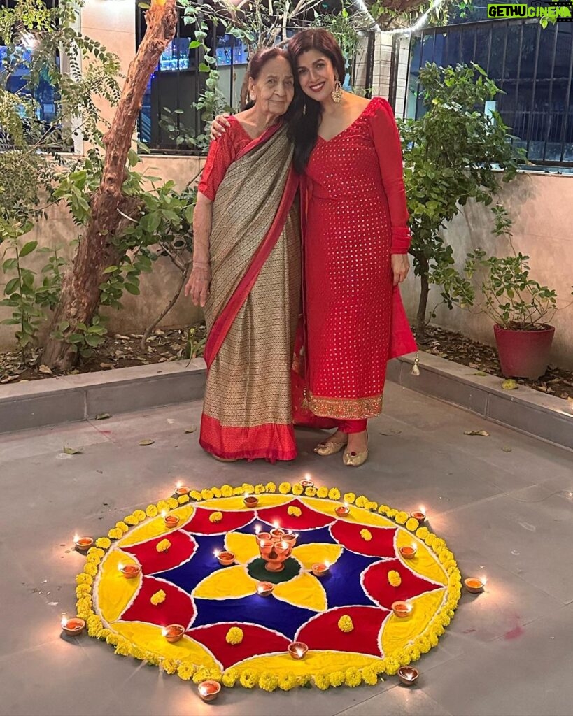 Nimrat Kaur Instagram - सरसों के तेल के दीयों, अपने हाथ की रंगोली, ढेर सारी मिठाई और सबसे ज़्यादा प्यार के साथ मेरे परिवार से आप सभी को happy happy Diwali!!!!!! ♥🌟🪔😘 #happydiwali #familytime #favtimeofyear Noida