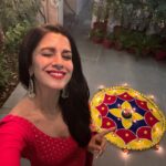Nimrat Kaur Instagram – सरसों के तेल के दीयों, अपने हाथ की रंगोली, ढेर सारी मिठाई और सबसे ज़्यादा प्यार के साथ मेरे परिवार से आप सभी को happy happy Diwali!!!!!! ♥️🌟🪔😘

#happydiwali #familytime #favtimeofyear Noida