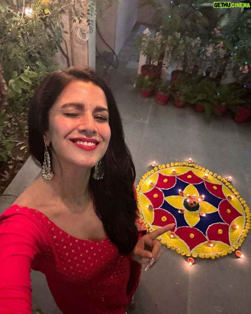 Nimrat Kaur Instagram - सरसों के तेल के दीयों, अपने हाथ की रंगोली, ढेर सारी मिठाई और सबसे ज़्यादा प्यार के साथ मेरे परिवार से आप सभी को happy happy Diwali!!!!!! ♥🌟🪔😘 #happydiwali #familytime #favtimeofyear Noida