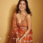 Nimrat Kaur Instagram - Happy happy Diwali!!! Love, light and joy to everyone…🪔🌟♥️ दिवाली की बहुत बहुत शुभकामनाएँ आप सभी को…मिठाई और मनोरंजन में आपका पूरा दिन निकले 🪔🌟♥️ HMU : @shraddhamishra8 assisted by @bharatlimba.hmu Stylist : @namitaalexander assisted by @simrannakraa Outfit : @paulmiandharsh Jewellery : @ekvayajewels @goldenwindow @ascend.rohank Photographer : @visualaffairs_va #happydiwali #loveandlight