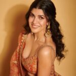 Nimrat Kaur Instagram – Happy happy Diwali!!! Love, light and joy to everyone…🪔🌟♥️

दिवाली की बहुत बहुत शुभकामनाएँ आप सभी को…मिठाई और मनोरंजन में आपका पूरा दिन निकले 🪔🌟♥️

HMU : @shraddhamishra8 assisted by @bharatlimba.hmu 
Stylist : @namitaalexander assisted by @simrannakraa 
Outfit : @paulmiandharsh 
Jewellery : @ekvayajewels @goldenwindow @ascend.rohank 
Photographer : @visualaffairs_va 

#happydiwali #loveandlight