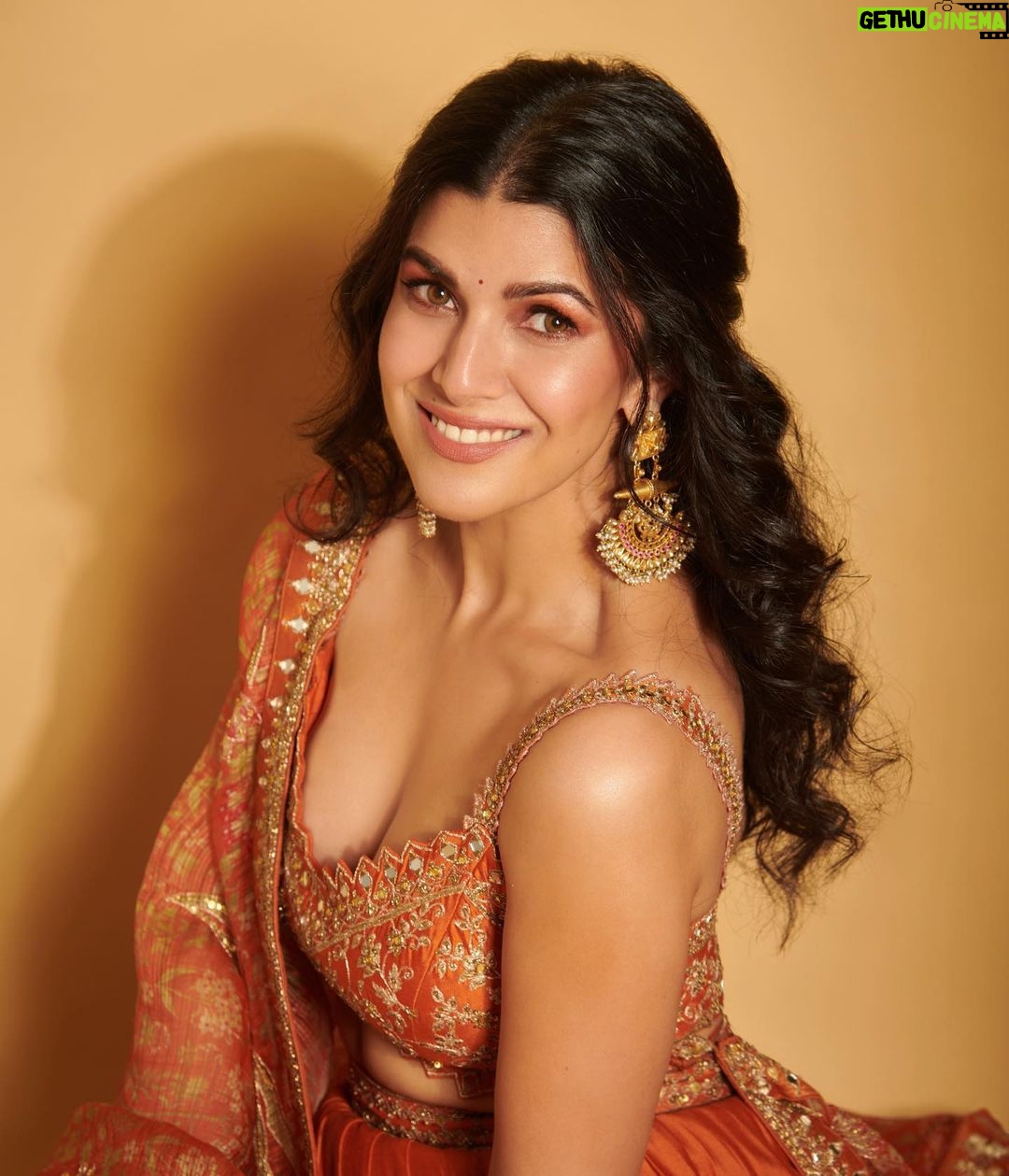 Nimrat Kaur Instagram - Happy happy Diwali!!! Love, light and joy to everyone…🪔🌟♥️ दिवाली की बहुत बहुत शुभकामनाएँ आप सभी को…मिठाई और मनोरंजन में आपका पूरा दिन निकले 🪔🌟♥️ HMU : @shraddhamishra8 assisted by @bharatlimba.hmu Stylist : @namitaalexander assisted by @simrannakraa Outfit : @paulmiandharsh Jewellery : @ekvayajewels @goldenwindow @ascend.rohank Photographer : @visualaffairs_va #happydiwali #loveandlight