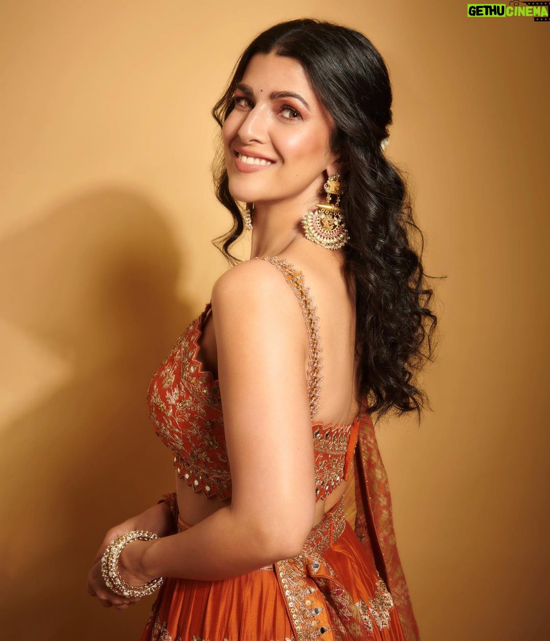 Nimrat Kaur Instagram - Happy happy Diwali!!! Love, light and joy to everyone…🪔🌟♥️ दिवाली की बहुत बहुत शुभकामनाएँ आप सभी को…मिठाई और मनोरंजन में आपका पूरा दिन निकले 🪔🌟♥️ HMU : @shraddhamishra8 assisted by @bharatlimba.hmu Stylist : @namitaalexander assisted by @simrannakraa Outfit : @paulmiandharsh Jewellery : @ekvayajewels @goldenwindow @ascend.rohank Photographer : @visualaffairs_va #happydiwali #loveandlight