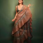 Nimrat Kaur Instagram – Happy धनतेरस ❤️🪷🌟

HMU : @shraddhamishra8 assisted by @bharatlimba.hmu 
Outfit : @vvanivats
Jewellery : @amrapalijewels (earrings, polki Pearl bangle) 
Gold bangle : @mortantra 
Stylist : @khyatibusa assisted by @sakshilakhani_06

#happydhanteras #diwalilove #diwalinights✨