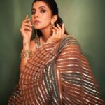 Nimrat Kaur Instagram – Happy धनतेरस ❤️🪷🌟

HMU : @shraddhamishra8 assisted by @bharatlimba.hmu 
Outfit : @vvanivats
Jewellery : @amrapalijewels (earrings, polki Pearl bangle) 
Gold bangle : @mortantra 
Stylist : @khyatibusa assisted by @sakshilakhani_06

#happydhanteras #diwalilove #diwalinights✨