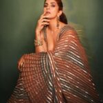Nimrat Kaur Instagram – Happy धनतेरस ❤️🪷🌟

HMU : @shraddhamishra8 assisted by @bharatlimba.hmu 
Outfit : @vvanivats
Jewellery : @amrapalijewels (earrings, polki Pearl bangle) 
Gold bangle : @mortantra 
Stylist : @khyatibusa assisted by @sakshilakhani_06

#happydhanteras #diwalilove #diwalinights✨