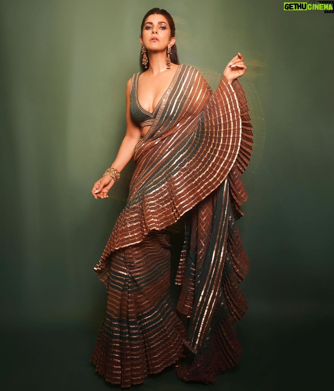 Nimrat Kaur Instagram - Happy धनतेरस ❤️🪷🌟 HMU : @shraddhamishra8 assisted by @bharatlimba.hmu Outfit : @vvanivats Jewellery : @amrapalijewels (earrings, polki Pearl bangle) Gold bangle : @mortantra Stylist : @khyatibusa assisted by @sakshilakhani_06 #happydhanteras #diwalilove #diwalinights✨