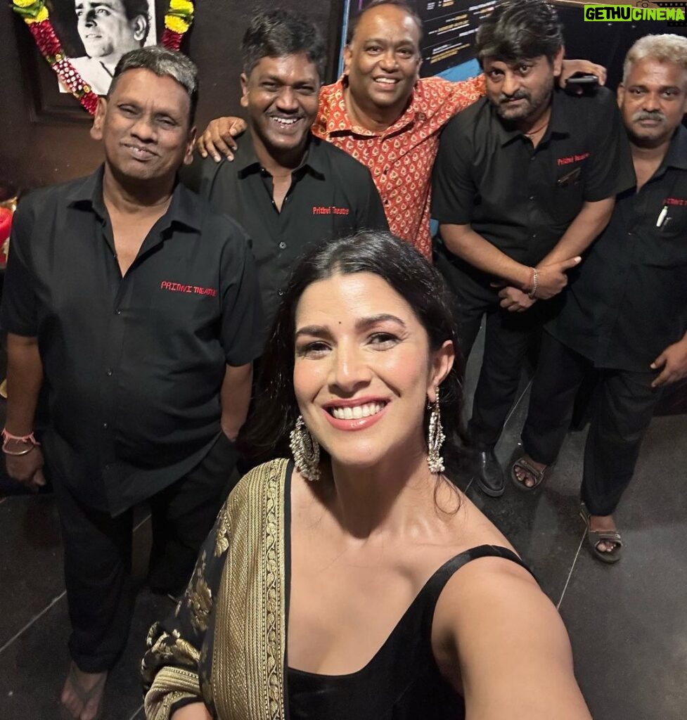 Nimrat Kaur Instagram - Haloed ground where the show goes on…never once without these ever smiling, peerless pillars of @prithvitheatre. Congratulations @kunal.r.kapoor and family on the 45th year of The Prithvi Theatre Festival. An unforgettable evening with the warmest familiar faces…so much cheer, love and laughter all around!! Long live theatre 🎭♥♾ #backtobasics #fullheart #onlylove