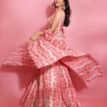 Nimrat Kaur Instagram – A girl’s gotta twirl!!! 💗🌸💞

HMU : @shraddhamishra8 assisted by @bharatlimba.hmu 
Outfit : @label_anushree
Earrings & Bangles : @koharbykanika 
Ring : @ishhaara @ascend.rohank
Styling : @shaleenanathani
Styling team : @vasudhaguptaa @simrankumar19
Photographer : @visualaffairs_va 

#promotions #BossBabeBela♠️ #BelaDiaries❤️‍🔥 #SajiniShindeKaViralVideo @maddock