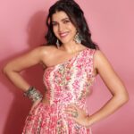 Nimrat Kaur Instagram – A girl’s gotta twirl!!! 💗🌸💞

HMU : @shraddhamishra8 assisted by @bharatlimba.hmu 
Outfit : @label_anushree
Earrings & Bangles : @koharbykanika 
Ring : @ishhaara @ascend.rohank
Styling : @shaleenanathani
Styling team : @vasudhaguptaa @simrankumar19
Photographer : @visualaffairs_va 

#promotions #BossBabeBela♠️ #BelaDiaries❤️‍🔥 #SajiniShindeKaViralVideo @maddock