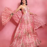 Nimrat Kaur Instagram – A girl’s gotta twirl!!! 💗🌸💞

HMU : @shraddhamishra8 assisted by @bharatlimba.hmu 
Outfit : @label_anushree
Earrings & Bangles : @koharbykanika 
Ring : @ishhaara @ascend.rohank
Styling : @shaleenanathani
Styling team : @vasudhaguptaa @simrankumar19
Photographer : @visualaffairs_va 

#promotions #BossBabeBela♠️ #BelaDiaries❤️‍🔥 #SajiniShindeKaViralVideo @maddock