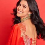 Nimrat Kaur Instagram - Be the moon you’re waiting to see!! 🌹😋🌶️ HMU : @shraddhamishra8 assisted by @bharatlimba.hmu Sari : @ekayabanaras Jewellery : @amrapalijewels Photographer : @kvenayaak #KarvaNot🌖🙅🏻‍♀️ #laalpari #alsolaalchaddi #promotions #BossBabeBela♠️ #BelaDiaries❤️‍🔥 #SajiniShindeKaViralVideo