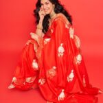 Nimrat Kaur Instagram - Be the moon you’re waiting to see!! 🌹😋🌶️ HMU : @shraddhamishra8 assisted by @bharatlimba.hmu Sari : @ekayabanaras Jewellery : @amrapalijewels Photographer : @kvenayaak #KarvaNot🌖🙅🏻‍♀️ #laalpari #alsolaalchaddi #promotions #BossBabeBela♠️ #BelaDiaries❤️‍🔥 #SajiniShindeKaViralVideo