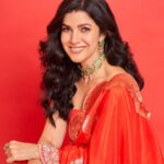 Nimrat Kaur Instagram - Be the moon you’re waiting to see!! 🌹😋🌶️ HMU : @shraddhamishra8 assisted by @bharatlimba.hmu Sari : @ekayabanaras Jewellery : @amrapalijewels Photographer : @kvenayaak #KarvaNot🌖🙅🏻‍♀️ #laalpari #alsolaalchaddi #promotions #BossBabeBela♠️ #BelaDiaries❤️‍🔥 #SajiniShindeKaViralVideo