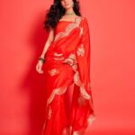 Nimrat Kaur Instagram - Be the moon you’re waiting to see!! 🌹😋🌶️ HMU : @shraddhamishra8 assisted by @bharatlimba.hmu Sari : @ekayabanaras Jewellery : @amrapalijewels Photographer : @kvenayaak #KarvaNot🌖🙅🏻‍♀️ #laalpari #alsolaalchaddi #promotions #BossBabeBela♠️ #BelaDiaries❤️‍🔥 #SajiniShindeKaViralVideo