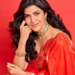 Nimrat Kaur Instagram - Be the moon you’re waiting to see!! 🌹😋🌶️ HMU : @shraddhamishra8 assisted by @bharatlimba.hmu Sari : @ekayabanaras Jewellery : @amrapalijewels Photographer : @kvenayaak #KarvaNot🌖🙅🏻‍♀️ #laalpari #alsolaalchaddi #promotions #BossBabeBela♠️ #BelaDiaries❤️‍🔥 #SajiniShindeKaViralVideo