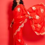 Nimrat Kaur Instagram - Be the moon you’re waiting to see!! 🌹😋🌶️ HMU : @shraddhamishra8 assisted by @bharatlimba.hmu Sari : @ekayabanaras Jewellery : @amrapalijewels Photographer : @kvenayaak #KarvaNot🌖🙅🏻‍♀️ #laalpari #alsolaalchaddi #promotions #BossBabeBela♠️ #BelaDiaries❤️‍🔥 #SajiniShindeKaViralVideo