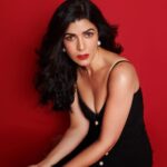 Nimrat Kaur Instagram – Weekend algorithm 🐈‍⬛♥️

Makeup : @nishisingh_muah 
Hair : @arvindkumar_hair 
Outfit : @sameermadan_official
Earrings : @anaqajewels
Heels : @louboutinworld
Styling : @shaleenanathani assisted by @vasudhagupta
Photographer : @visualaffairs_va 

#blackmagicwoman #blackoutfriday #weekendmood