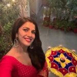 Nimrat Kaur Instagram – सरसों के तेल के दीयों, अपने हाथ की रंगोली, ढेर सारी मिठाई और सबसे ज़्यादा प्यार के साथ मेरे परिवार से आप सभी को happy happy Diwali!!!!!! ♥️🌟🪔😘

#happydiwali #familytime #favtimeofyear Noida