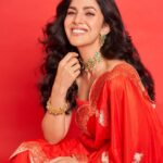 Nimrat Kaur Instagram - Be the moon you’re waiting to see!! 🌹😋🌶️ HMU : @shraddhamishra8 assisted by @bharatlimba.hmu Sari : @ekayabanaras Jewellery : @amrapalijewels Photographer : @kvenayaak #KarvaNot🌖🙅🏻‍♀️ #laalpari #alsolaalchaddi #promotions #BossBabeBela♠️ #BelaDiaries❤️‍🔥 #SajiniShindeKaViralVideo