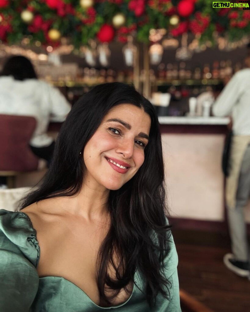 Nimrat Kaur Instagram - From chai to champagne…that’s a wrap on our Mumbai schedule for the yearrr!!! Hello vacayyyy!!!! ✈♥🥂🎁👯‍♀ #boxingday #champagnecampaign #bandradump #rubytuesday Gigi Bombay