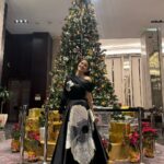 Nimrat Kaur Instagram – Twirling under the Christmas tree, my inner child kind of merry!!! 💋🎄♥️ Happy Christmas all!!! 

#hohoho #treemendous🥰 #loveandlight Under the Christmas Tree