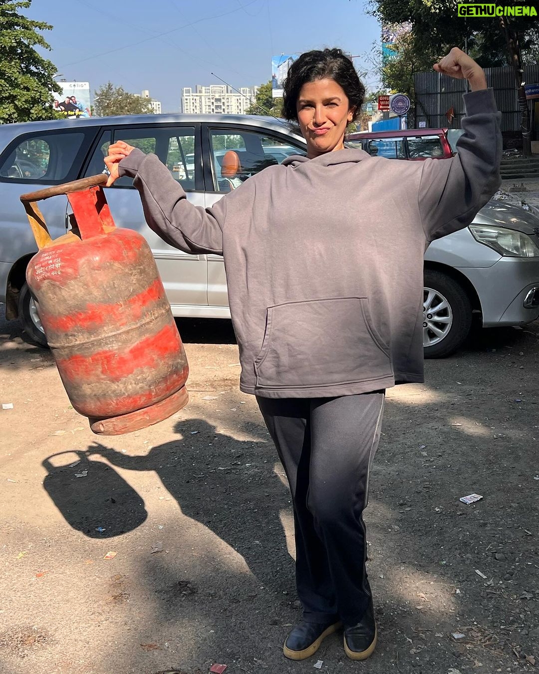 Nimrat Kaur Instagram - Bela Barot ki kadak duniya ke kuch naram unseen moments… For everything else, watch #SajiniShindeKaViralVideo only on @netflix_in!!! #linkinbio #watchnow #nowstreaming #doobermanmadam #bossbabebela♠️ #beladiaries❤️🔥 Pune