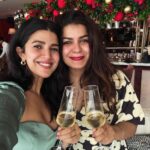 Nimrat Kaur Instagram – From chai to champagne…that’s a wrap on our Mumbai schedule for the yearrr!!! Hello vacayyyy!!!! ✈️♥️🥂🎁👯‍♀️

#boxingday #champagnecampaign #bandradump #rubytuesday Gigi Bombay